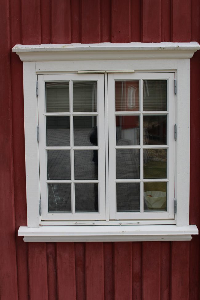 Vindu på rødt hus