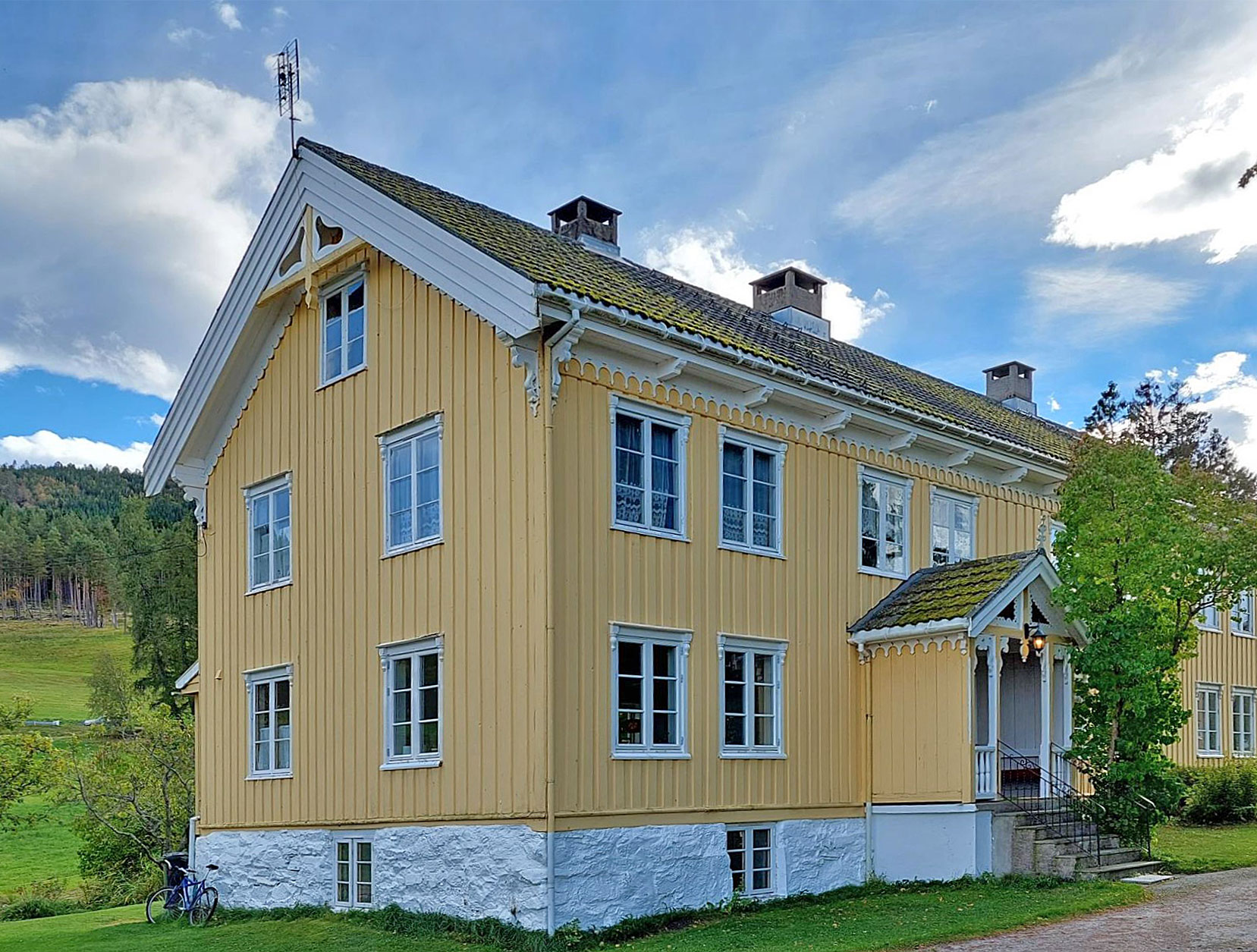 Bilde av gult hus utvendig